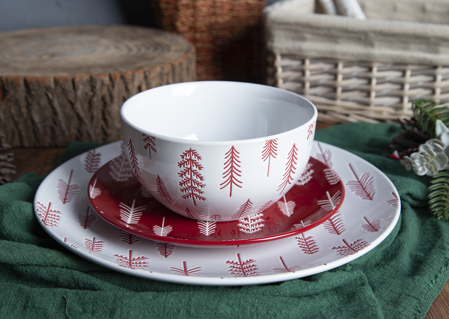 CHANGSHA HAPPY GO Embossed Glaze Porcelain Christmas Dinnerware with Pine Tree Design |happygodinnerware.com