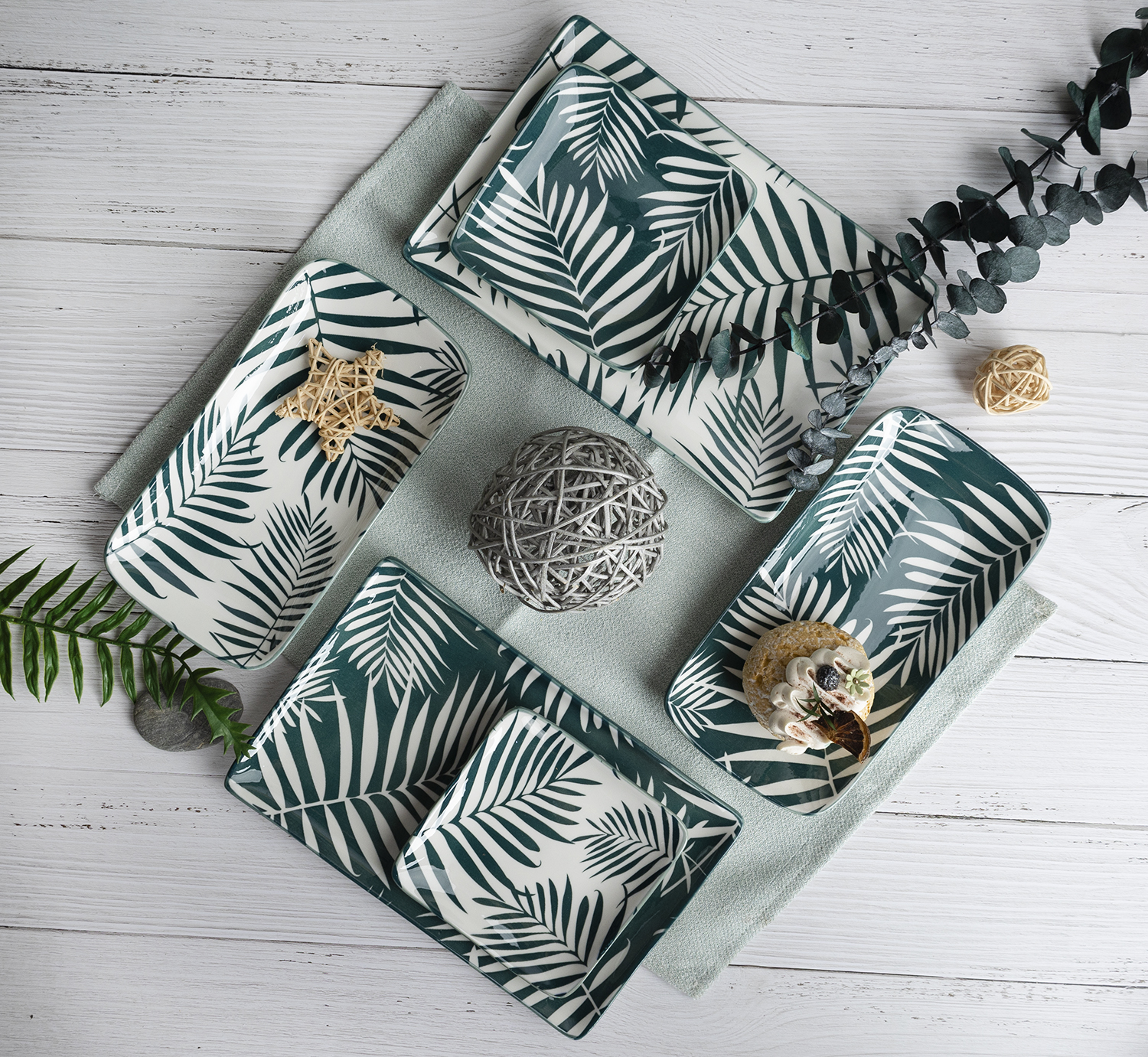 CHANGSHA HAPPY GO Christmas Snowman and Tartan Plaid Decal Dinnerware Set with Festive Holiday Designs  |happygodinnerware.com