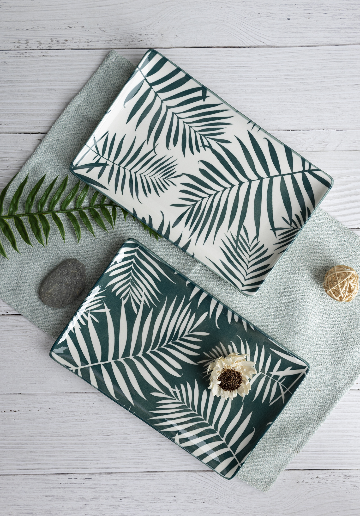 CHANGSHA HAPPY GO Christmas Snowman and Tartan Plaid Decal Dinnerware Set with Festive Holiday Designs  |happygodinnerware.com