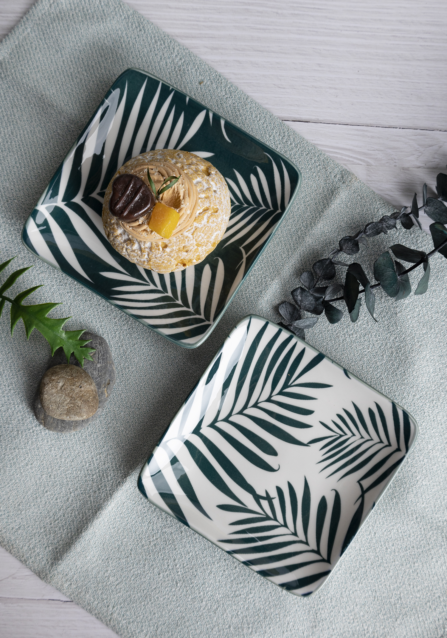 CHANGSHA HAPPY GO Christmas Snowman and Tartan Plaid Decal Dinnerware Set with Festive Holiday Designs  |happygodinnerware.com