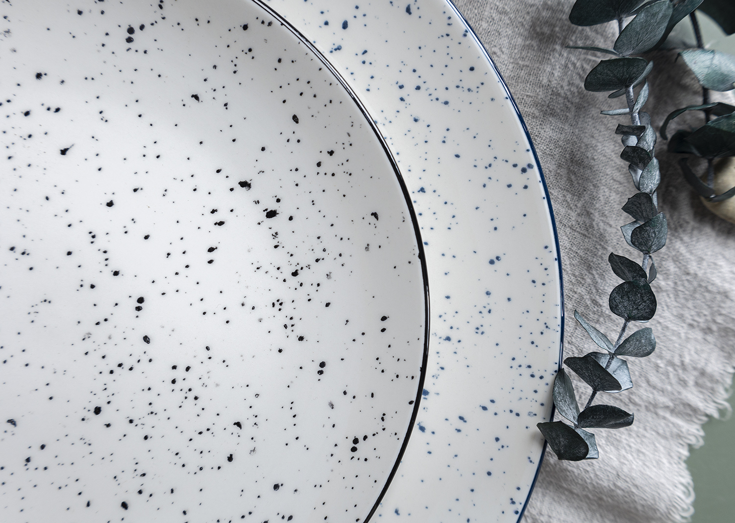 CHANGSHA HAPPY GO Minimalist Geometric Printed White Porcelain Dinnerware Set with Modern Dot and Line Designs  |happygodinnerware.com