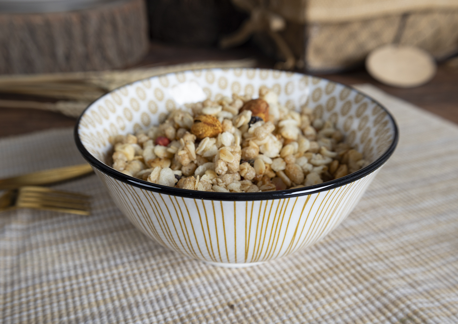 CHANGSHA HAPPY GO  Elegant Gold Accented Porcelain Dinnerware Set with Minimalist Geometric Patterns   |happygodinnerware.com