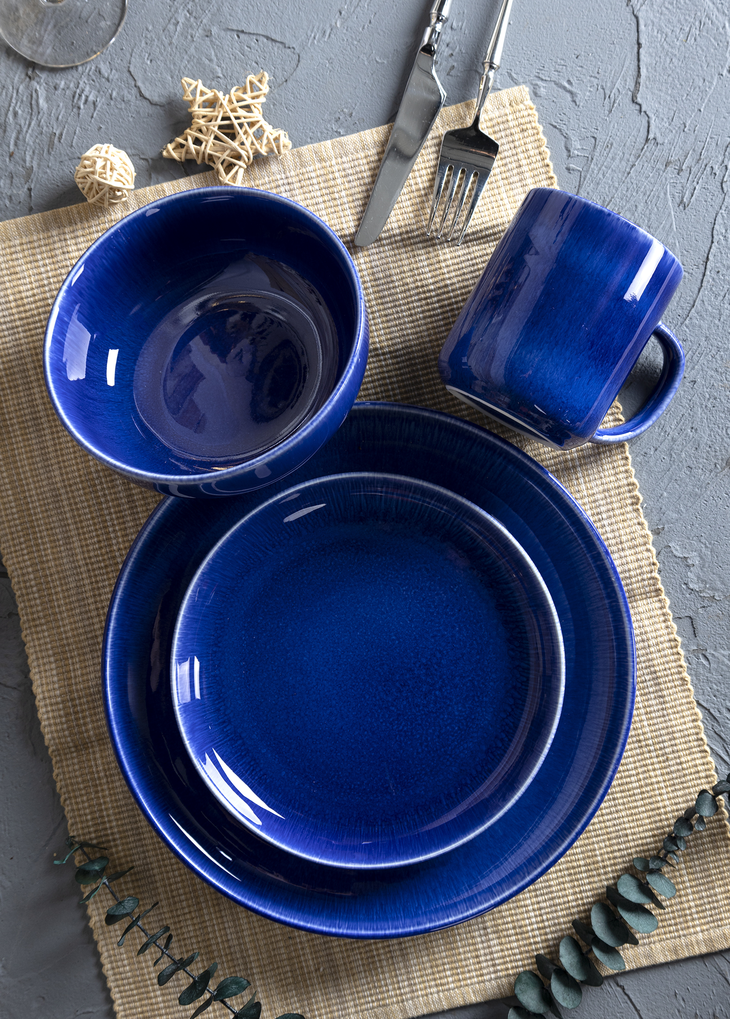 CHANGSHA HAPPY GO Deep Blue Reactive Glaze Porcelain Dinnerware Set with Glossy Finish and Rich Saturation |happygodinnerware.com