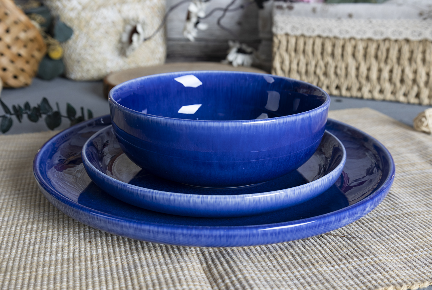 CHANGSHA HAPPY GO Deep Blue Reactive Glaze Porcelain Dinnerware Set with Glossy Finish and Rich Saturation |happygodinnerware.com