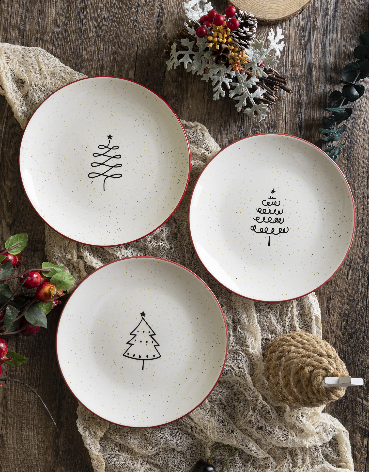 CHANGSHA HAPPY GO Christmas Theme White Porcelain Decal Plate Set with Red Rim and Minimalist Tree Designs |happygodinnerware.com