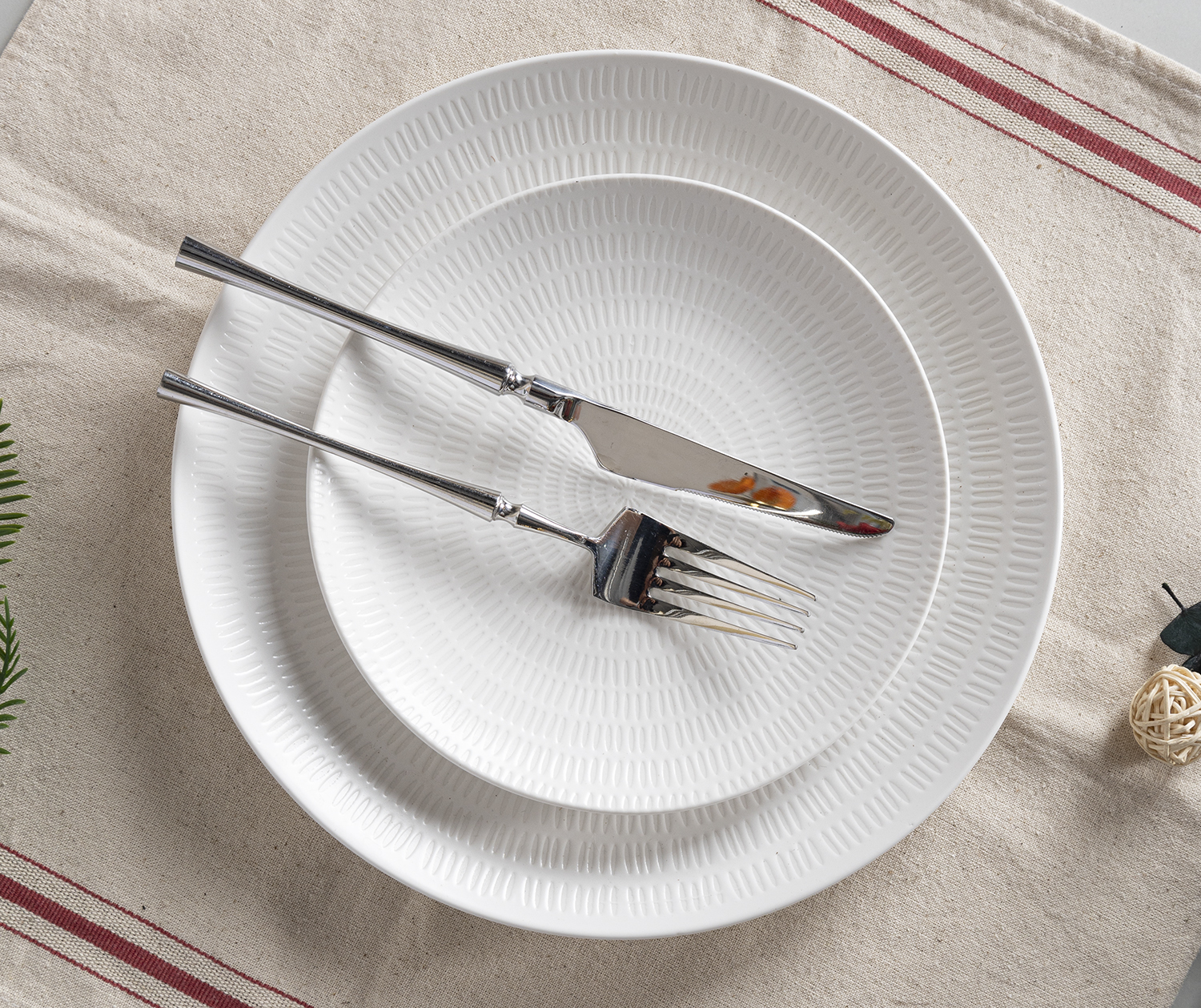 CHANGSHA HAPPY GO White Porcelain Under-Glaze Decal Dinnerware Set with Modern Black and White Contrast Textured Design |happygodinnerware.com
