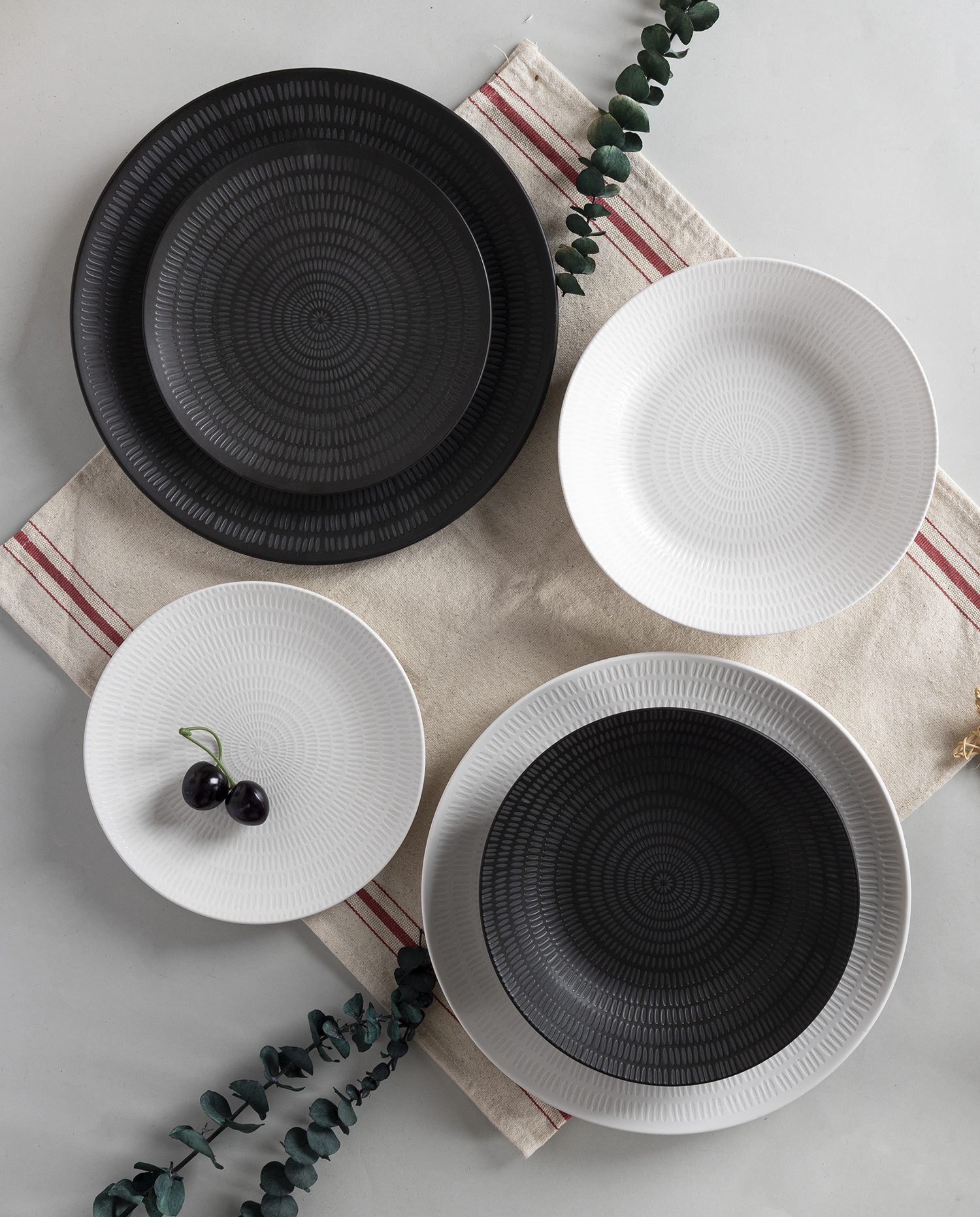 CHANGSHA HAPPY GO White Porcelain Under-Glaze Decal Dinnerware Set with Modern Black and White Contrast Textured Design |happygodinnerware.com
