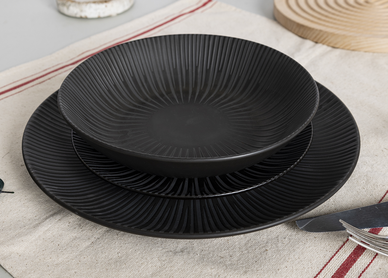 CHANGSHA HAPPY GO White Porcelain Under-Glaze Decal Dinnerware Set with Modern Black and White Contrast Textured Design |happygodinnerware.com