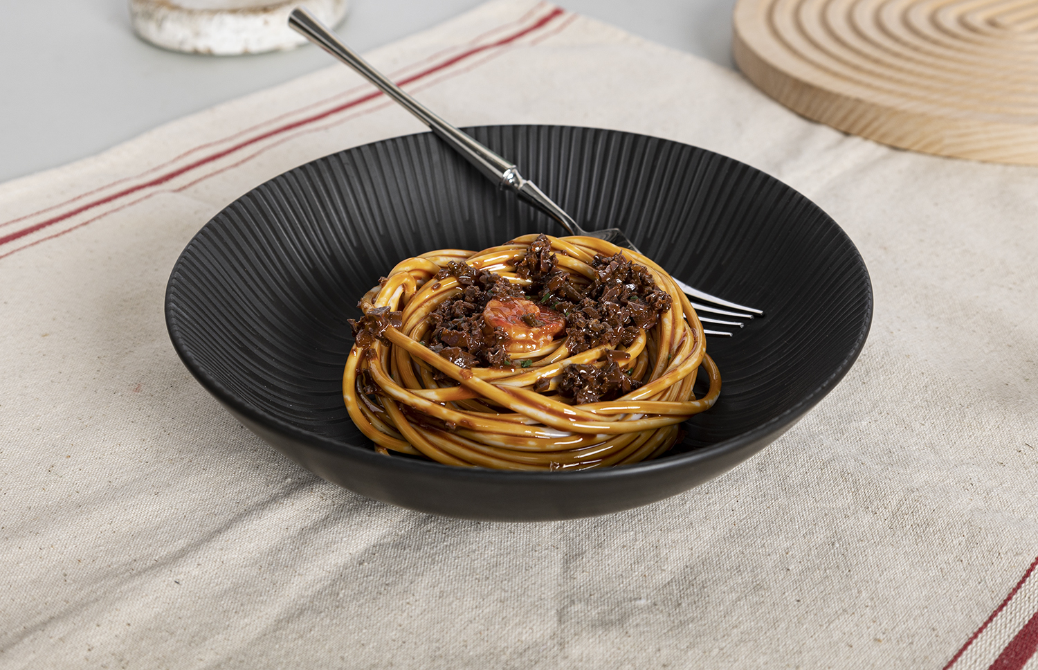 CHANGSHA HAPPY GO White Porcelain Under-Glaze Decal Dinnerware Set with Modern Black and White Contrast Textured Design |happygodinnerware.com
