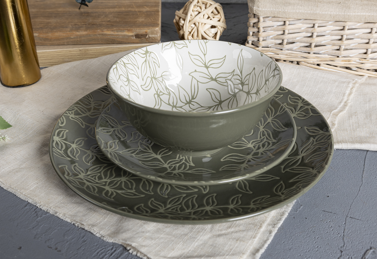 CHANGSHA HAPPY GO Reactive Glaze Porcelain Dinnerware Set with Black Exterior and Golden Brown Crater Pattern |happygodinnerware.com