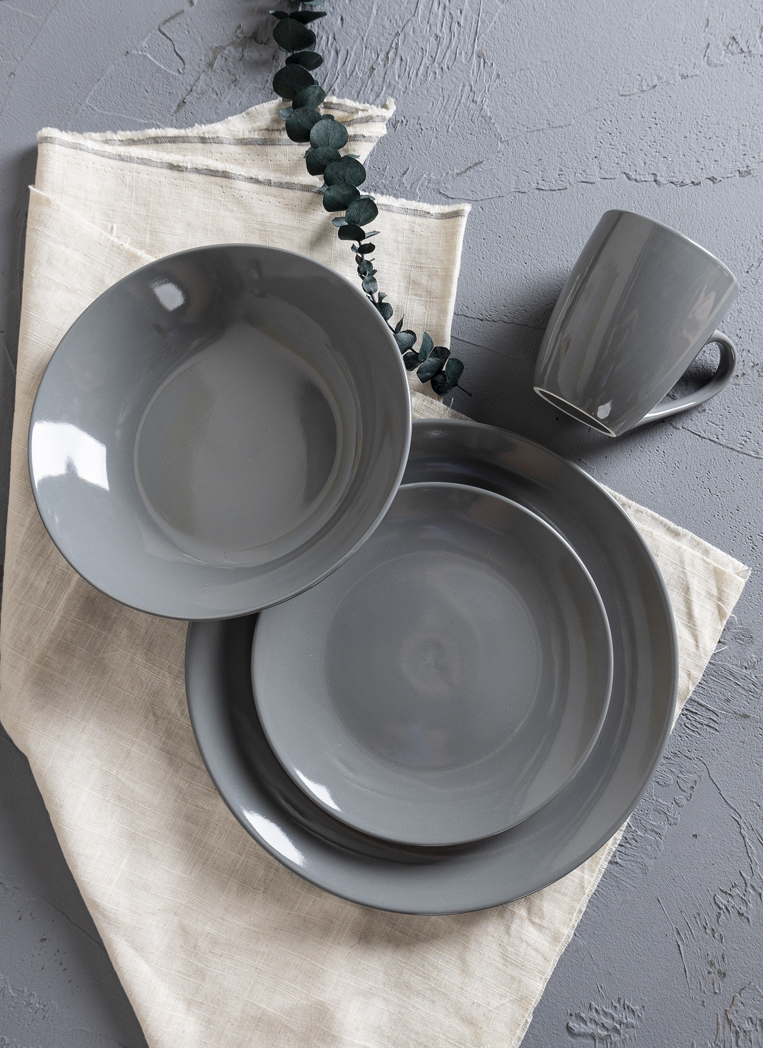 CHANGSHA HAPPY GO Reactive Glaze Porcelain Dinnerware Set with Black Exterior and Golden Brown Crater Pattern |happygodinnerware.com
