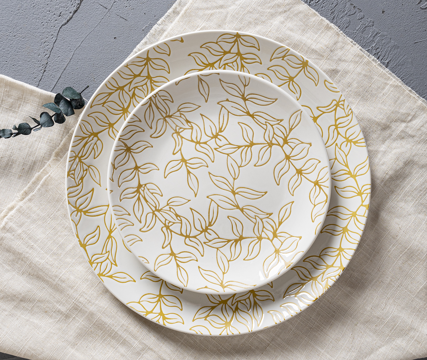 CHANGSHA HAPPY GO Reactive Glaze Porcelain Dinnerware Set with Black Exterior and Golden Brown Crater Pattern |happygodinnerware.com