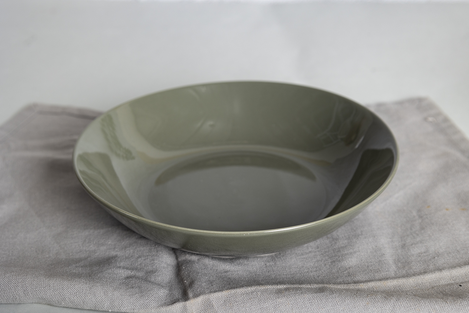 CHANGSHA HAPPY GO Reactive Glaze Porcelain Dinnerware Set with Black Exterior and Golden Brown Crater Pattern |happygodinnerware.com