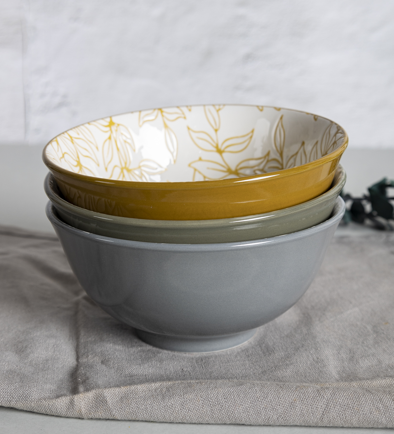 CHANGSHA HAPPY GO Reactive Glaze Porcelain Dinnerware Set with Black Exterior and Golden Brown Crater Pattern |happygodinnerware.com