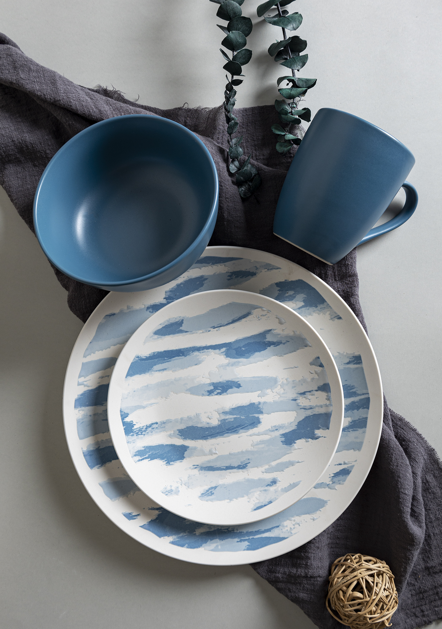 CHANGSHA HAPPY GO Mixed Porcelain and Stoneware Dinnerware Set with Abstract Brushstroke Patterns and Matte Color Glaze |happygodinnerware.com