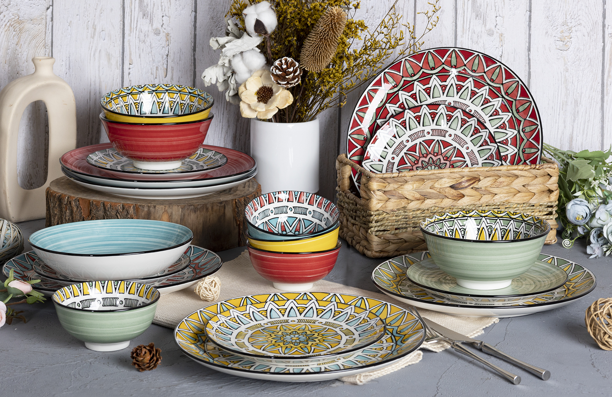 CHANGSHA HAPPY GO White Porcelain Dinnerware Set with Bright Geometric Floral Decal and Mixed Inner Glaze Colors |happygodinnerware.com