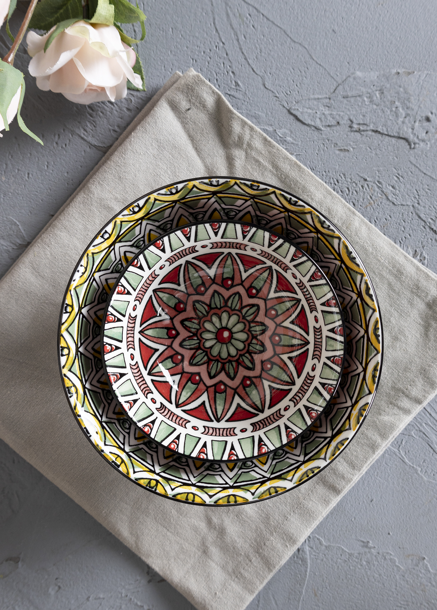CHANGSHA HAPPY GO White Porcelain Dinnerware Set with Bright Geometric Floral Decal and Mixed Inner Glaze Colors |happygodinnerware.com