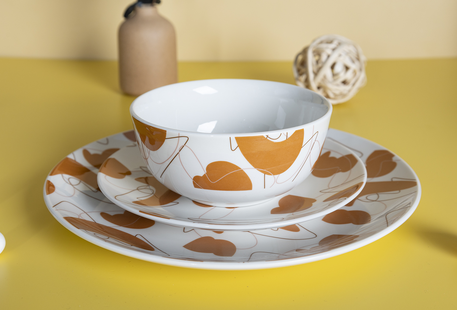 CHANGSHA HAPPY GO Contemporary White Porcelain Decal Dinnerware Set with Minimalist Abstract Face and Line Art Designs |happygodinnerware.com