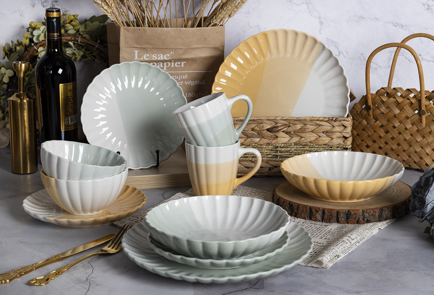 CHANGSHA HAPPY GO Reactive Glaze Porcelain Dinnerware Set with Black Exterior and Golden Brown Crater Pattern |happygodinnerware.com