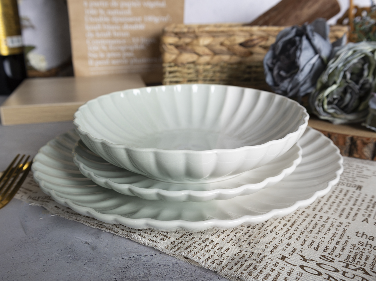 CHANGSHA HAPPY GO Reactive Glaze Porcelain Dinnerware Set with Black Exterior and Golden Brown Crater Pattern |happygodinnerware.com