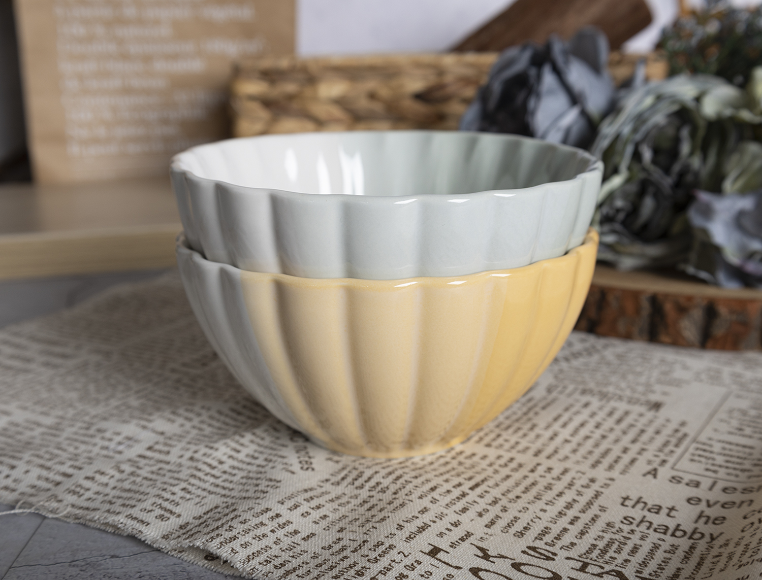 CHANGSHA HAPPY GO Reactive Glaze Porcelain Dinnerware Set with Black Exterior and Golden Brown Crater Pattern |happygodinnerware.com