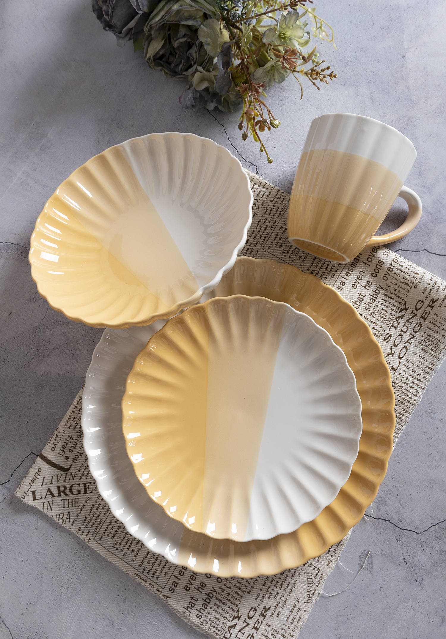 CHANGSHA HAPPY GO Reactive Glaze Porcelain Dinnerware Set with Black Exterior and Golden Brown Crater Pattern |happygodinnerware.com
