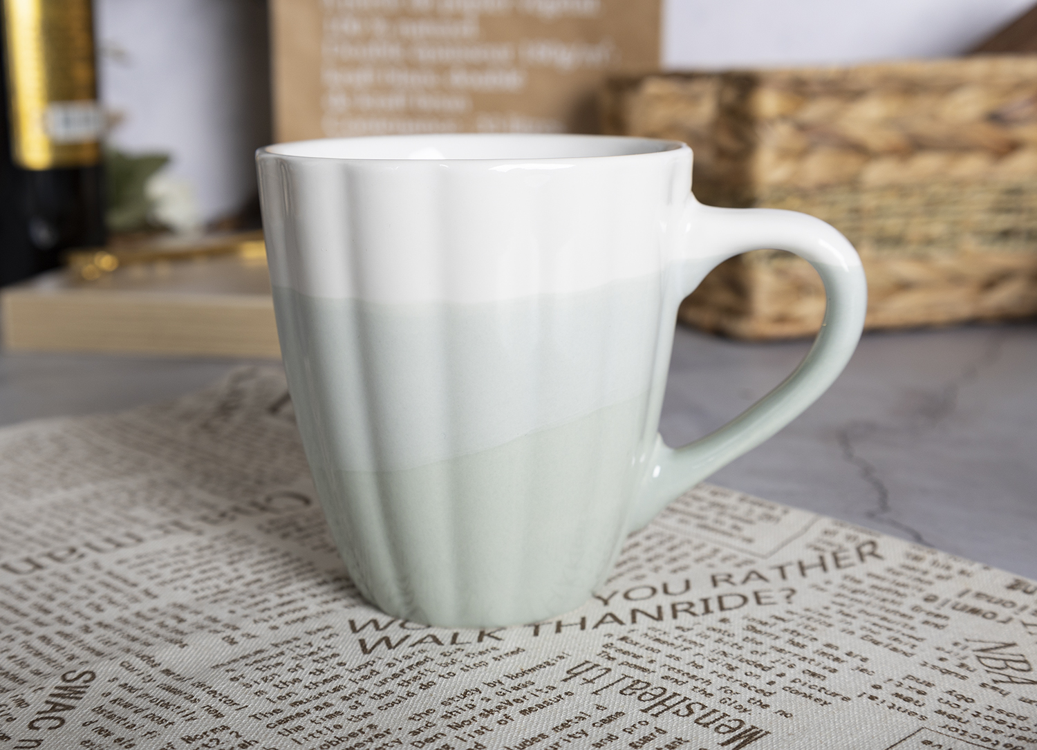 CHANGSHA HAPPY GO Reactive Glaze Porcelain Dinnerware Set with Black Exterior and Golden Brown Crater Pattern |happygodinnerware.com