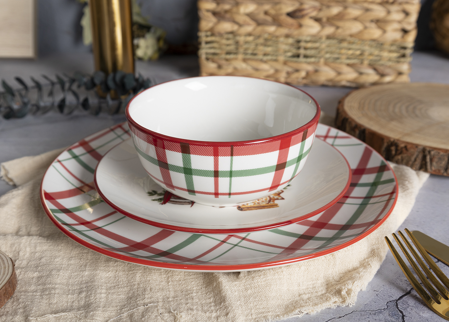 CHANGSHA HAPPY GO White Porcelain Christmas Decal Dinnerware Set with Snowman and Plaid Patterns |happygodinnerware.com