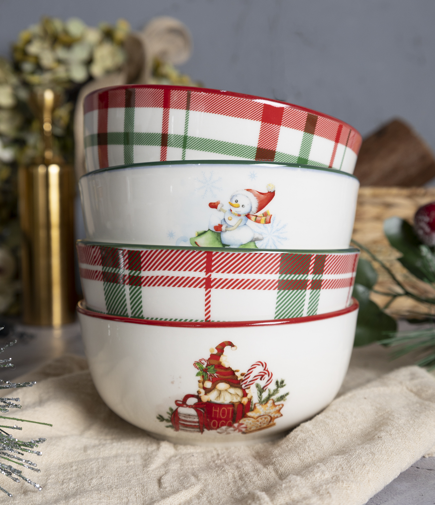 CHANGSHA HAPPY GO White Porcelain Christmas Decal Dinnerware Set with Snowman and Plaid Patterns |happygodinnerware.com