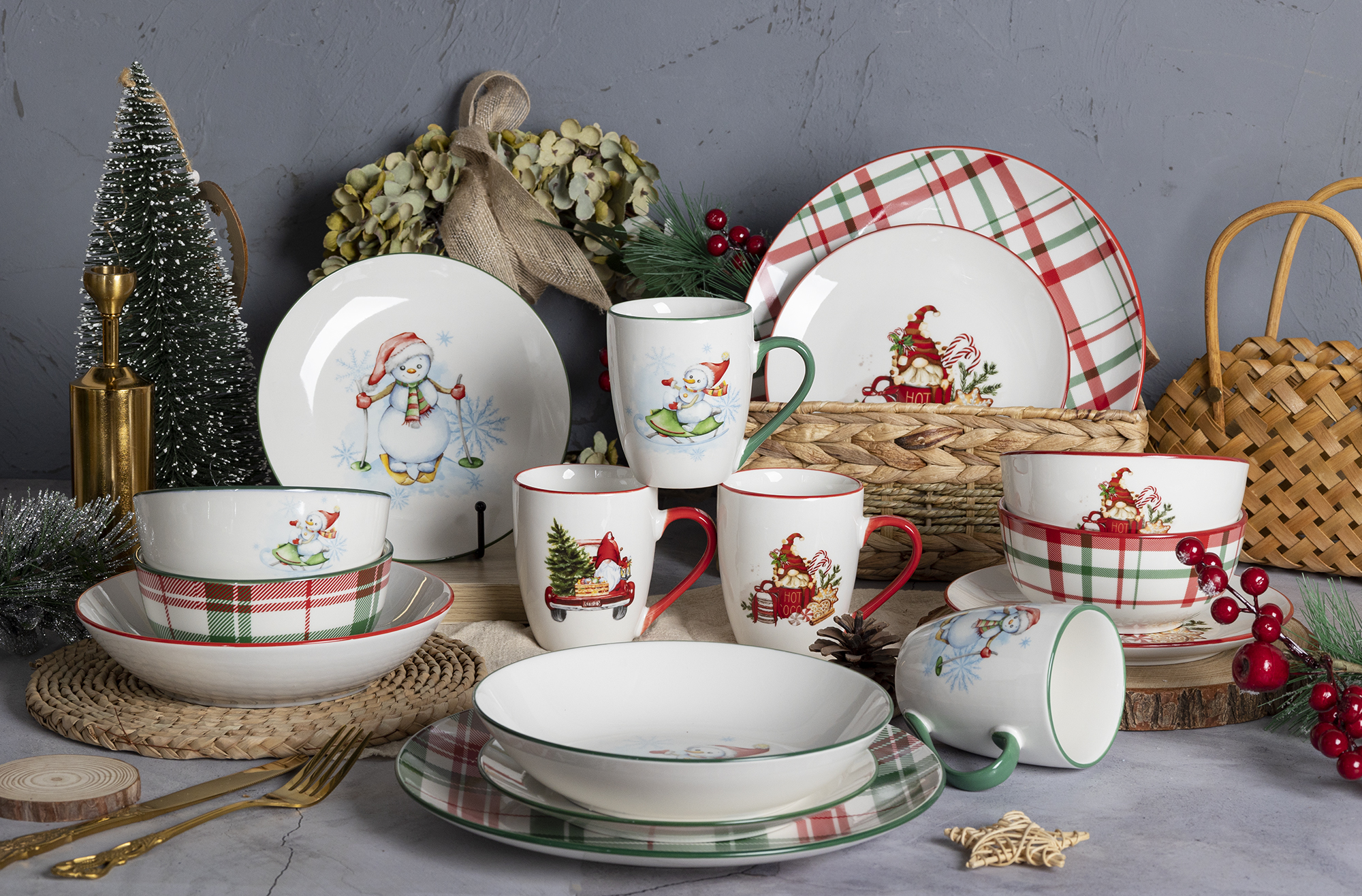 CHANGSHA HAPPY GO White Porcelain Christmas Decal Dinnerware Set with Snowman and Plaid Patterns |happygodinnerware.com
