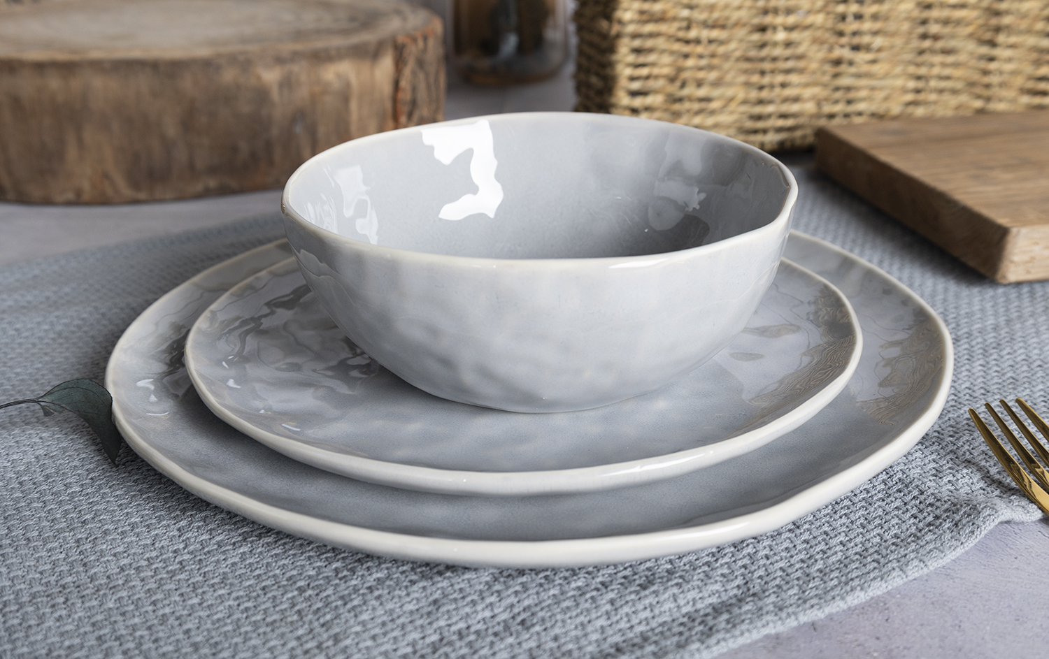 CHANGSHA HAPPY GO Vintage Reactive Glaze Porcelain Dinnerware Set – Rustic Style Ribbed Embossed Dinner Plates and Bowls |happygodinnerware.com