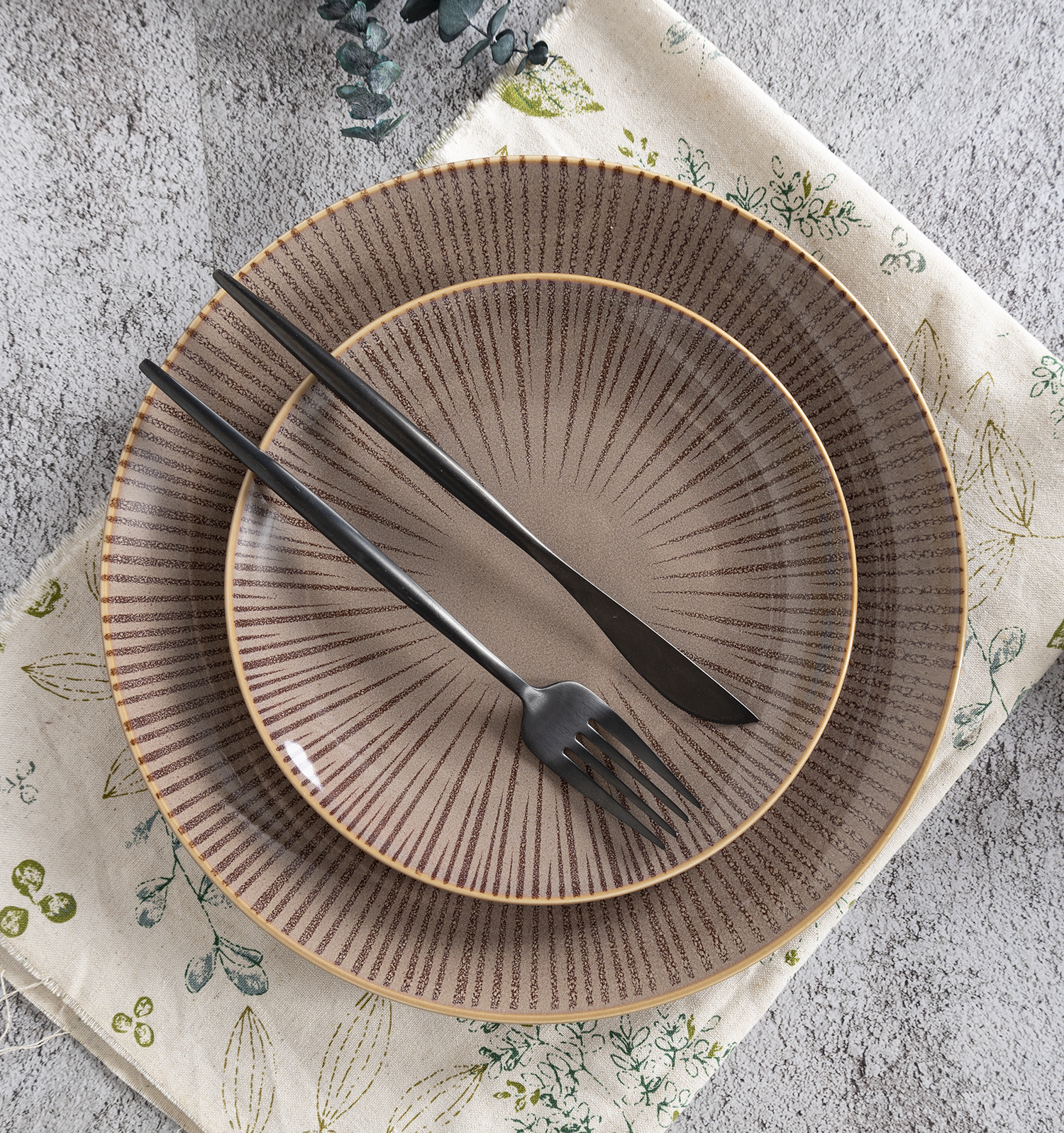 CHANGSHA HAPPY GO White Porcelain Reactive Glaze Dinnerware Set – Gradient Earth Tones and Deep Blue Botanical Pattern |happygodinnerware.com