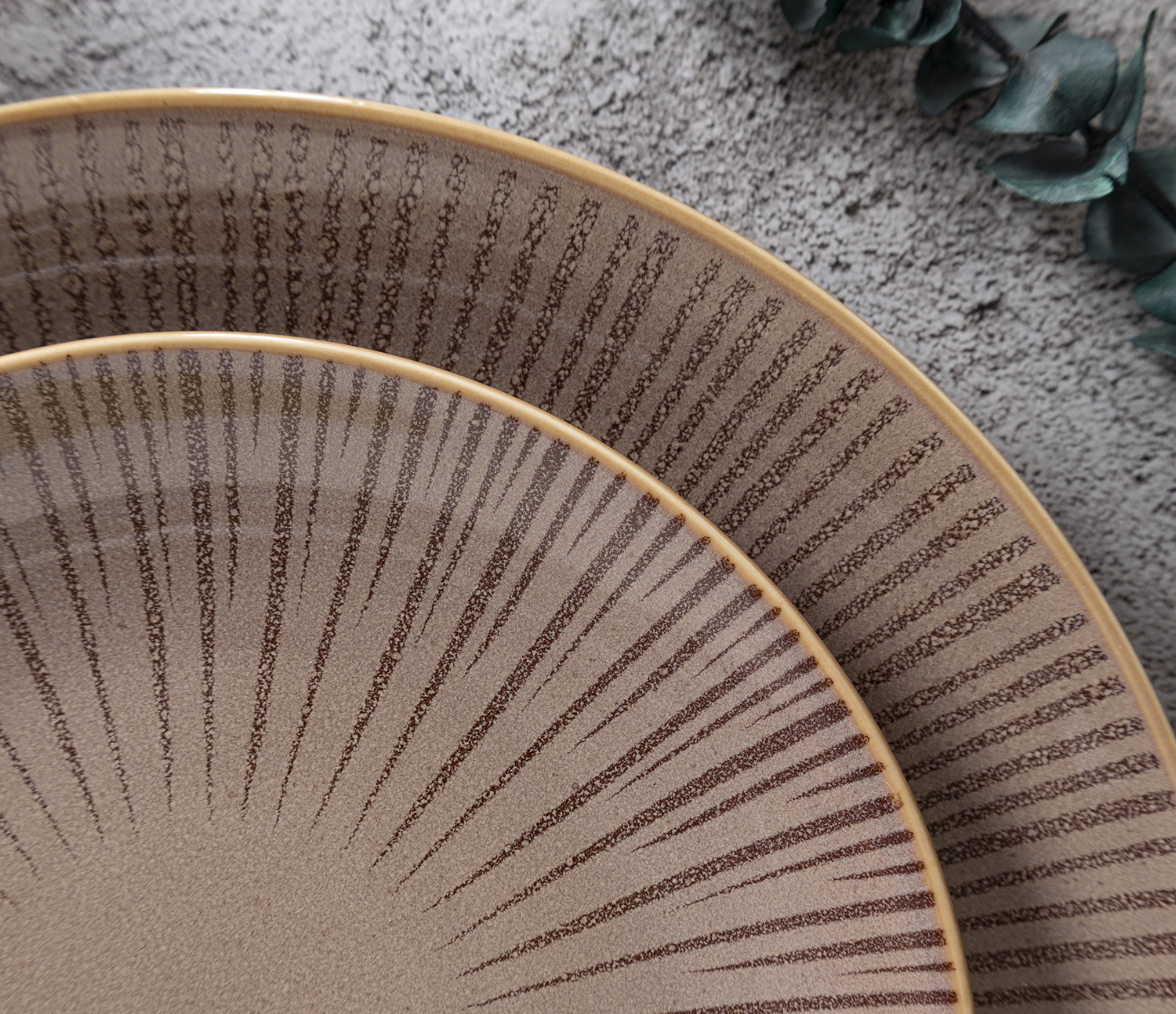 CHANGSHA HAPPY GO White Porcelain Reactive Glaze Dinnerware Set – Gradient Earth Tones and Deep Blue Botanical Pattern |happygodinnerware.com