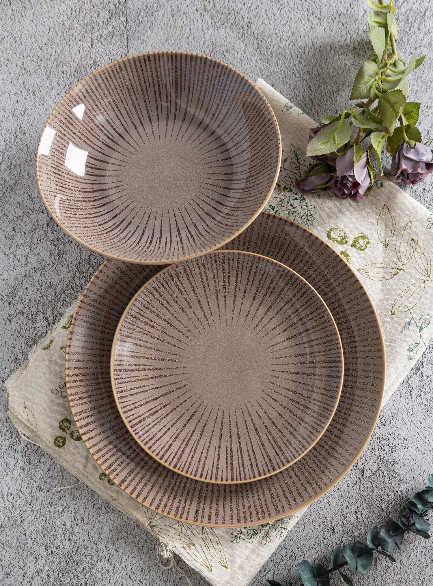 CHANGSHA HAPPY GO White Porcelain Reactive Glaze Dinnerware Set – Gradient Earth Tones and Deep Blue Botanical Pattern |happygodinnerware.com