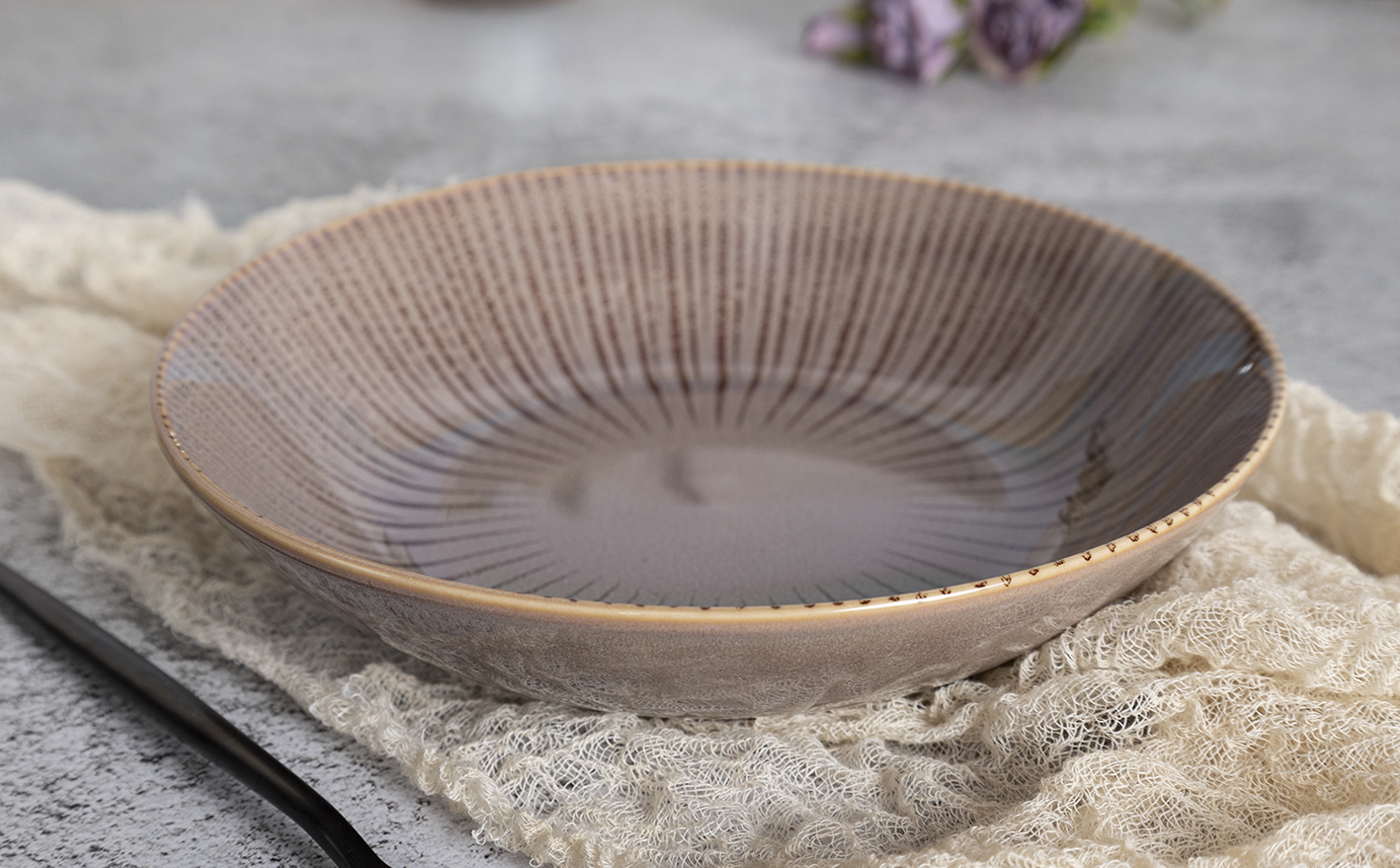 CHANGSHA HAPPY GO White Porcelain Reactive Glaze Dinnerware Set – Gradient Earth Tones and Deep Blue Botanical Pattern |happygodinnerware.com