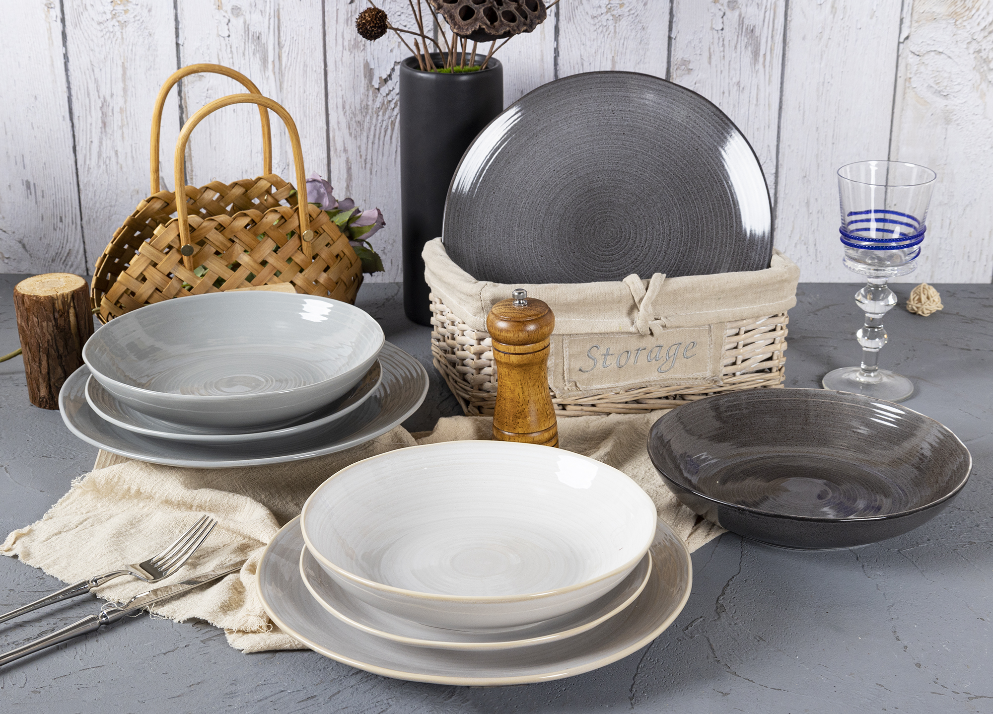 CHANGSHA HAPPY GO Creative Reactive Glaze Porcelain Dinnerware Set – Artisan Handmade-Effect Tableware with Ribbed Embossed Details |happygodinnerware.com