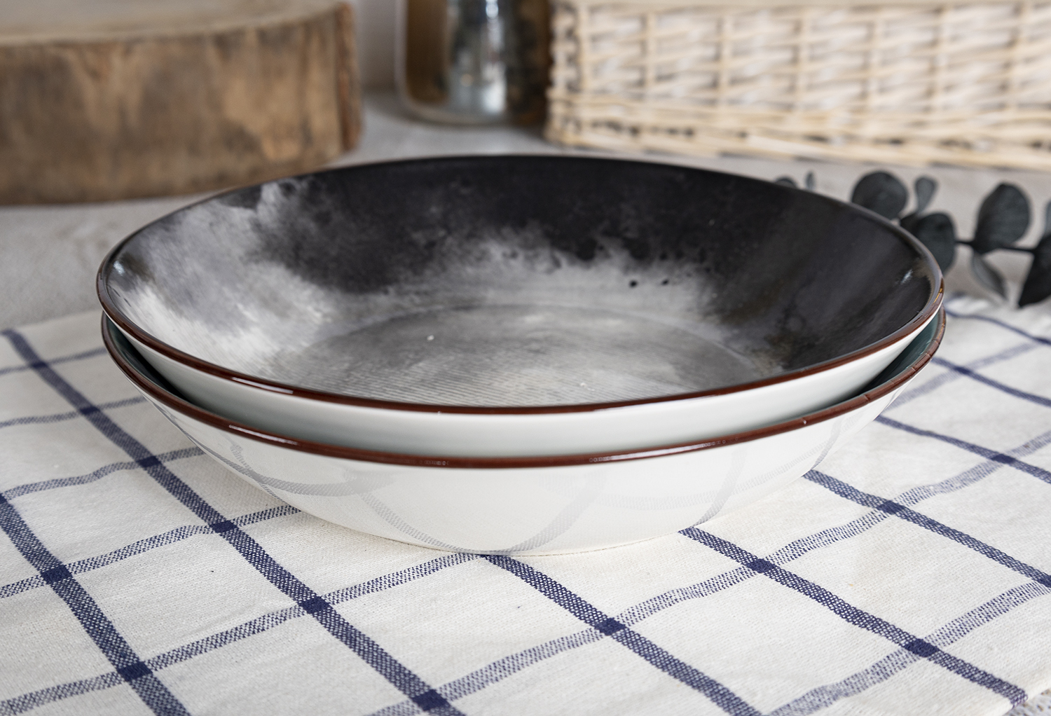 CHANGSHA HAPPY GO Rustic Speckled Stoneware Dinner Set with Dual-Color Reactive Glaze and Earthy Gold Rim |happygodinnerware.com