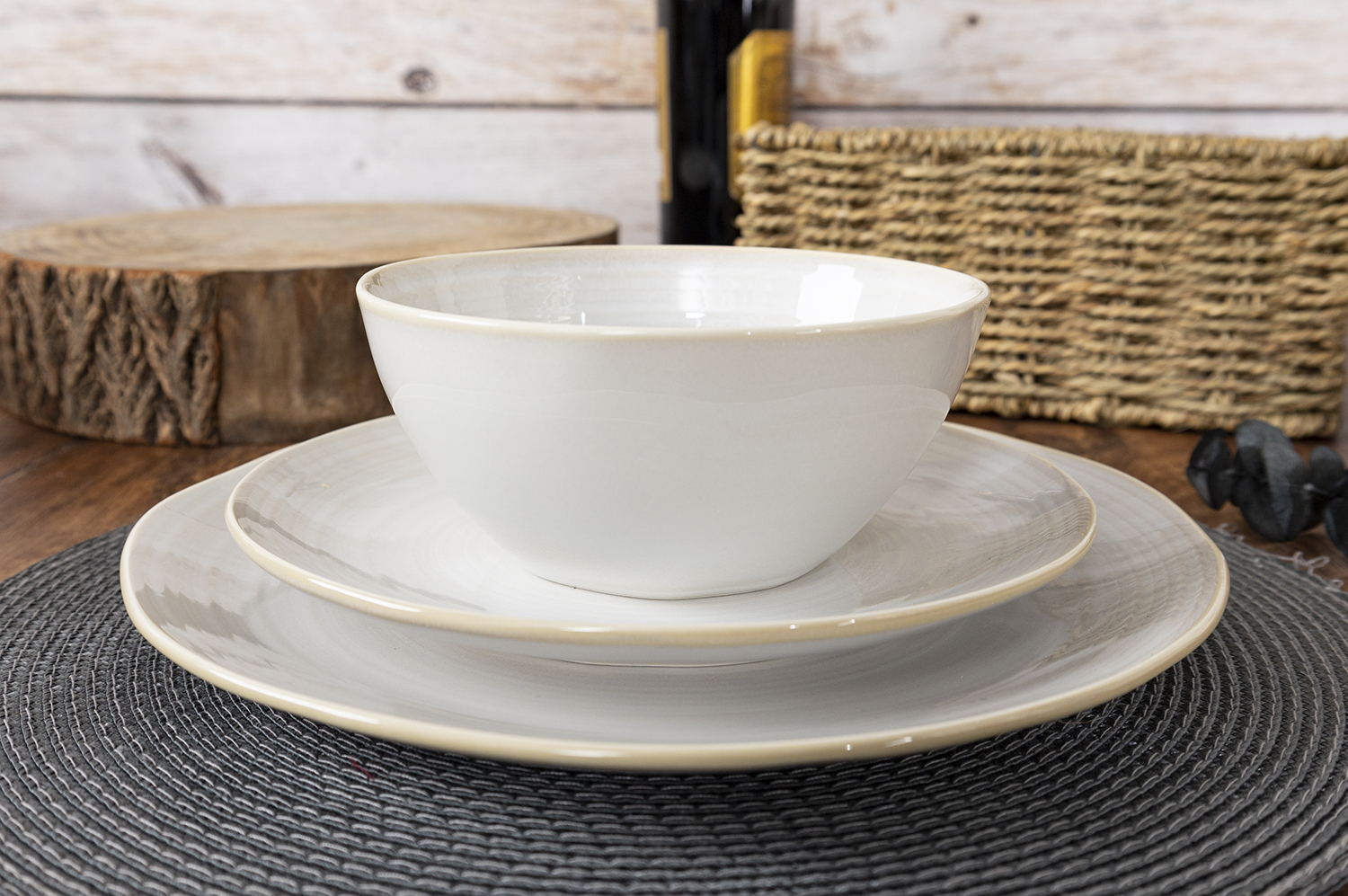 CHANGSHA HAPPY GO Classic Black and White Reactive Glaze Porcelain Dinnerware Set – Modern Striped Texture Ribbed Embossed Design |happygodinnerware.com