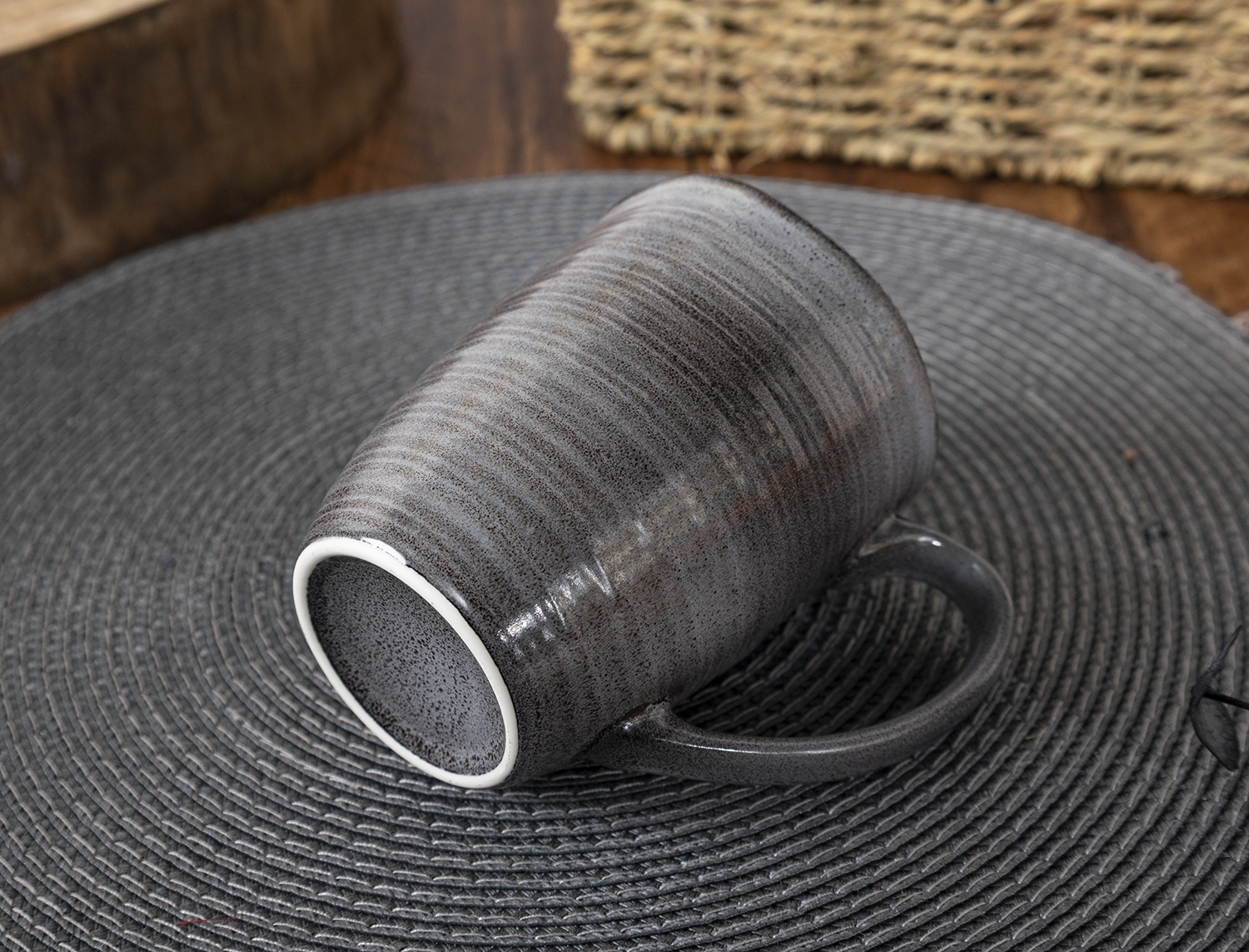 CHANGSHA HAPPY GO Classic Black and White Reactive Glaze Porcelain Dinnerware Set – Modern Striped Texture Ribbed Embossed Design |happygodinnerware.com