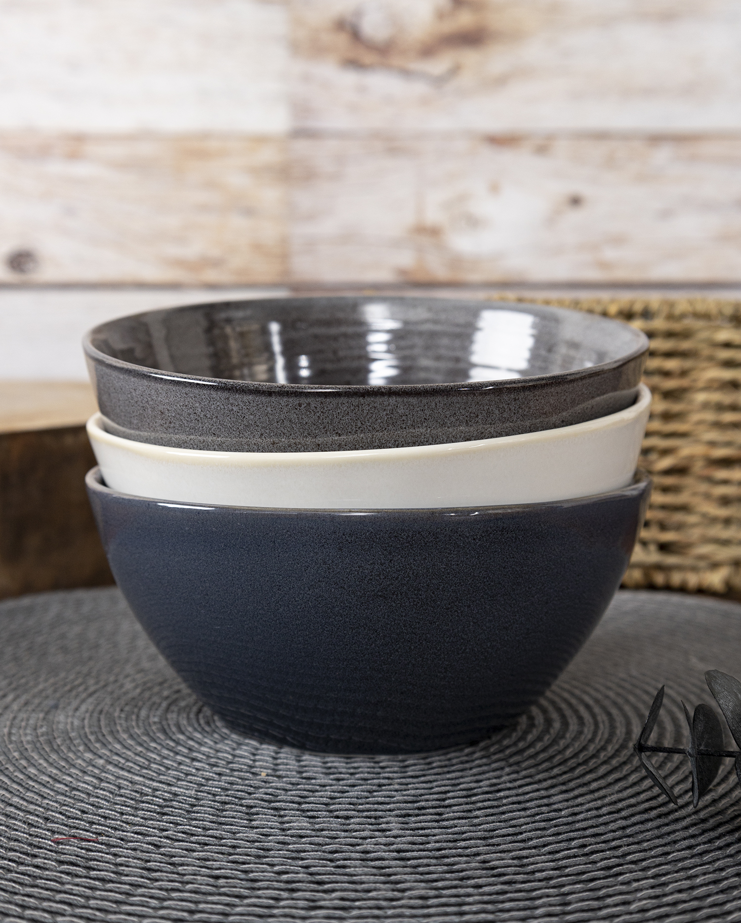 CHANGSHA HAPPY GO Classic Black and White Reactive Glaze Porcelain Dinnerware Set – Modern Striped Texture Ribbed Embossed Design |happygodinnerware.com