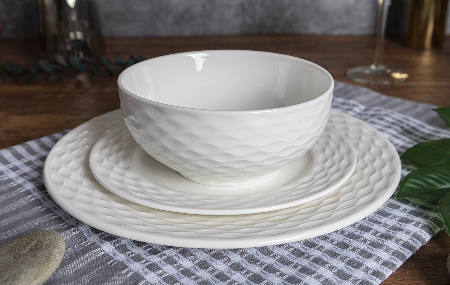 CHANGSHA HAPPY GO Modern Ripple-Textured Bone China Dinner Set with Wave Embossed Surface – Elegant White  |happygodinnerware.com