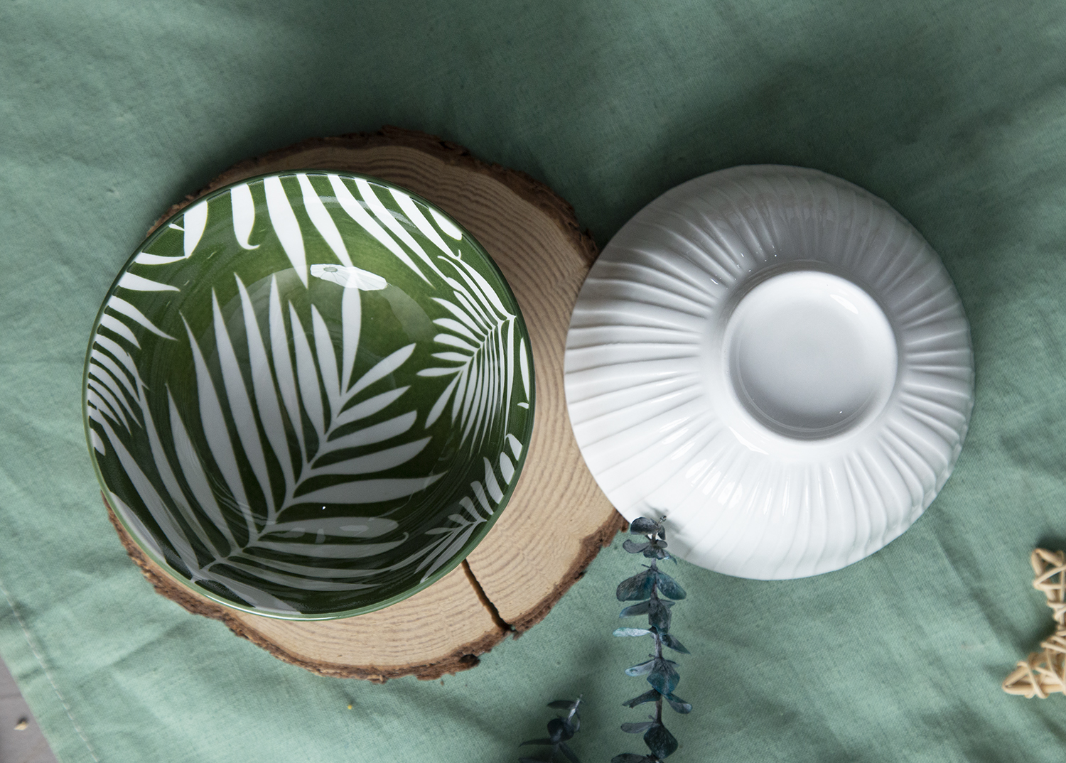 CHANGSHA HAPPY GO White Porcelain Vertical Stripes Embossed Bowls with Leaf Pattern Interiors | happygodinnerware.com