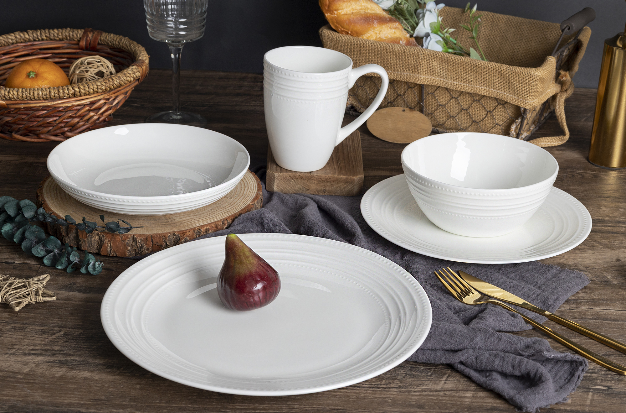 CHANGSHA HAPPY GO Elegant Fine Bone China Dinnerware Set with Collar-Style Embossed Rim for Contemporary Dining  |happygodinnerware.com