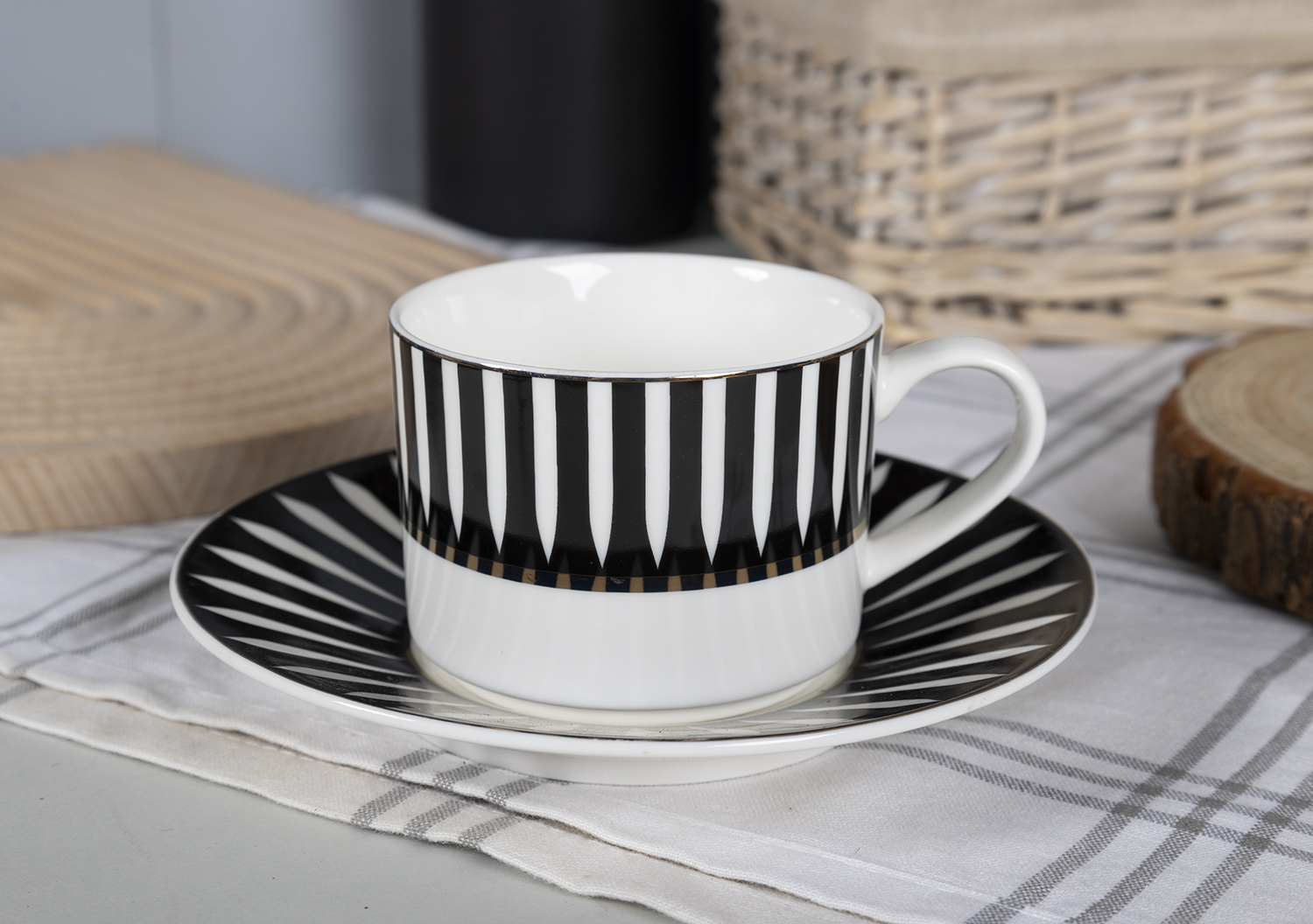 CHANGSHA HAPPY GO Striped Bone China Decal Dinnerware Set with Folded Rim Detail – Elegant Modern Contrast Set |happygodinnerware.com