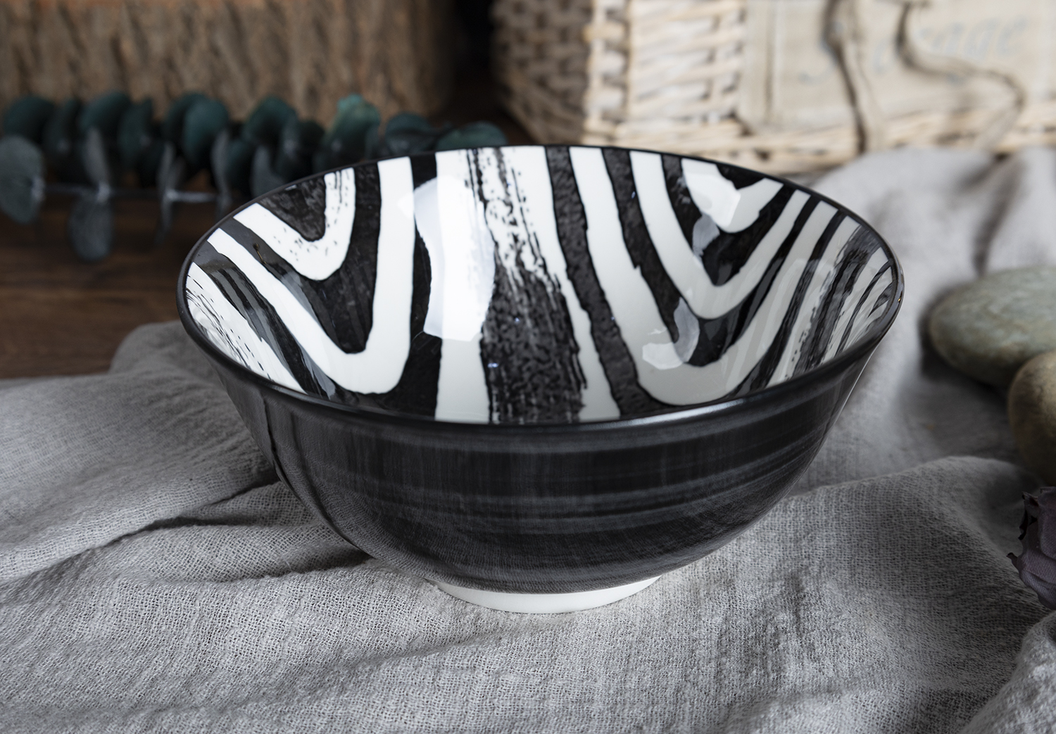 CHANGSHA HAPPY GO  Modern Black and White Contrast Porcelain Dinnerware Set with Bold Graphic Patterns   |happygodinnerware.com