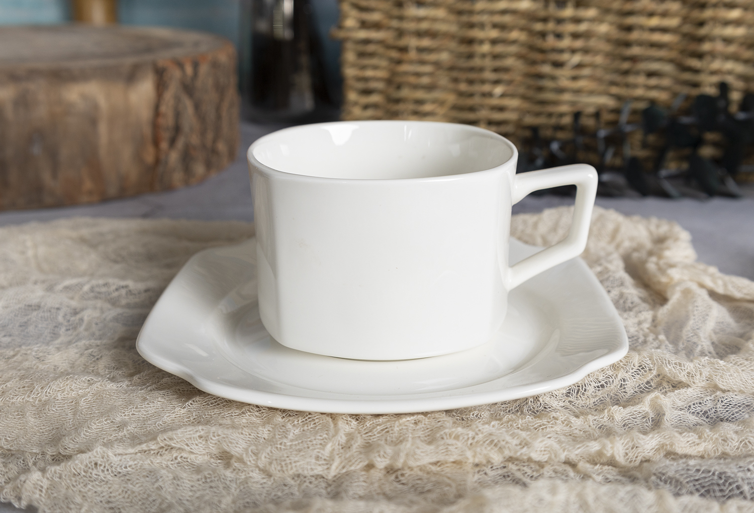 CHANGSHA HAPPY GO Square Embossed Bone China Tableware Set with Lotus Rim Design for Modern Minimalist Dining Style |happygodinnerware.com