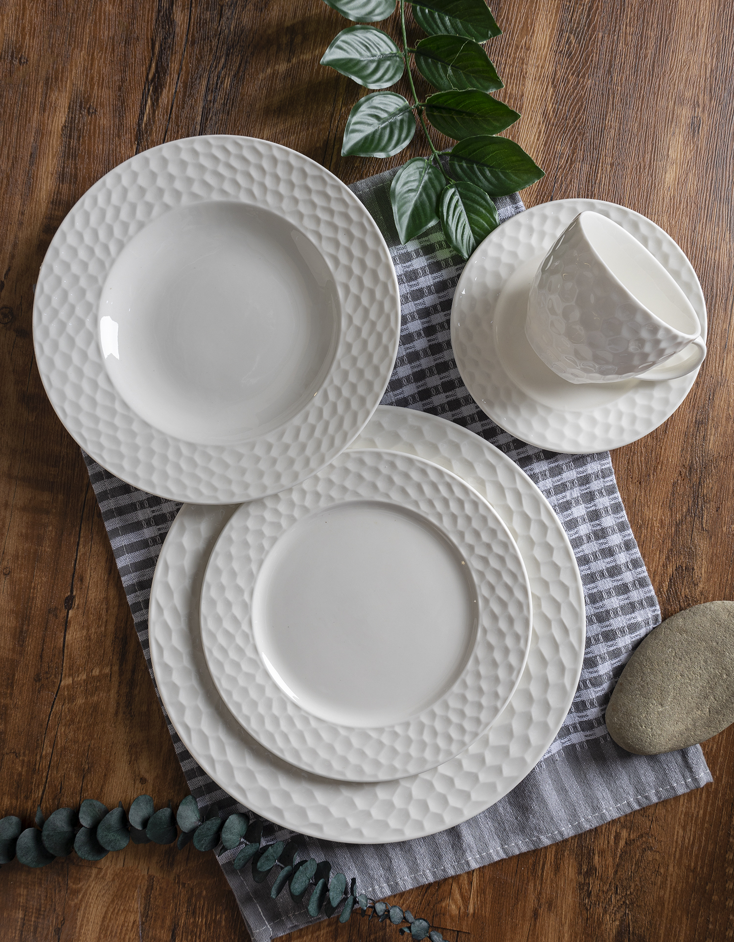 CHANGSHA HAPPY GO Water Cube 20 Piece Elegant Embossed White Bone China Dinnerware Set – Plates, Bowls, Cups |happygodinnerware.com