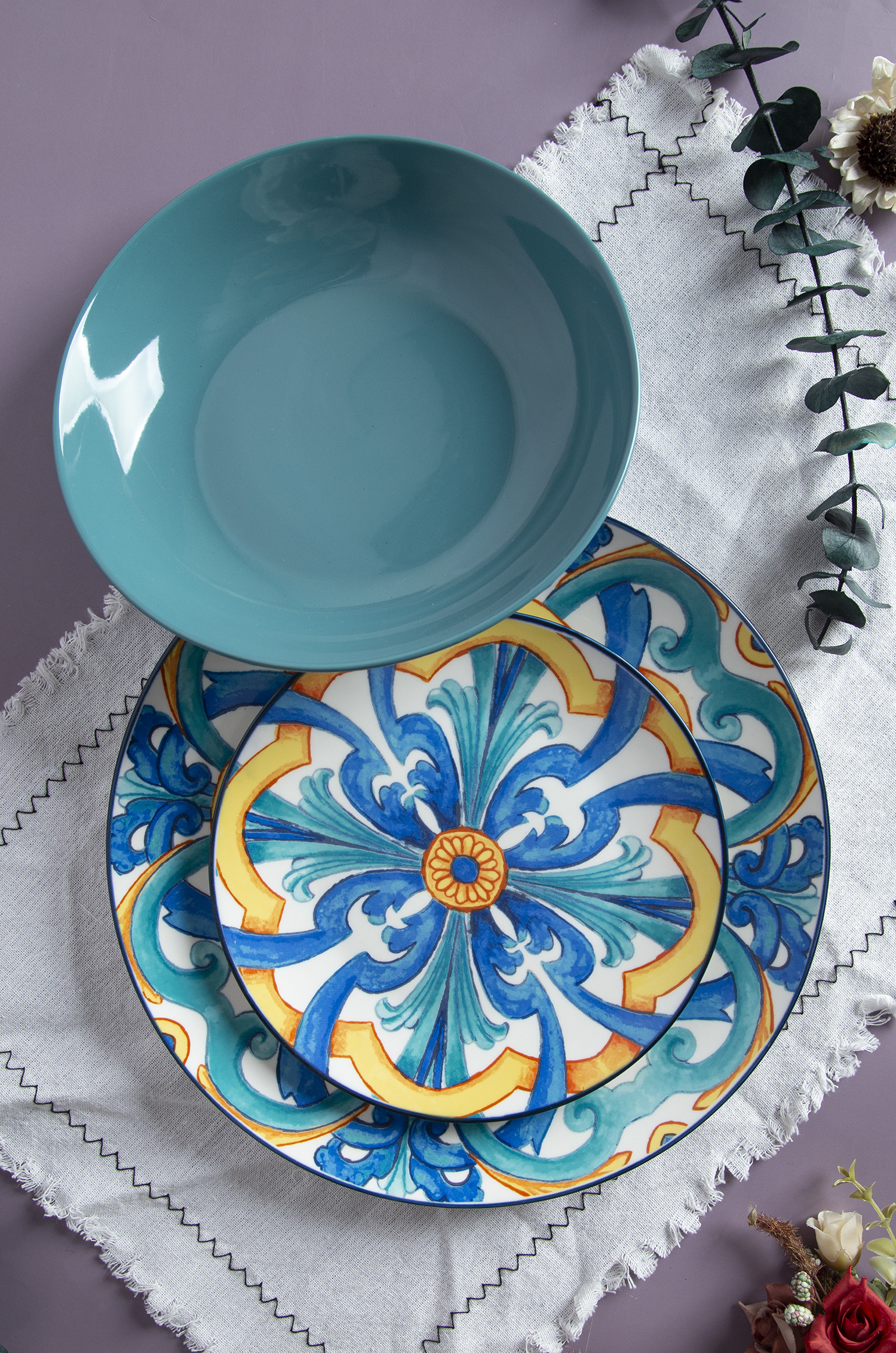 CHANGSHA HAPPY GO  Vintage Italian-Style Printed White Porcelain Dinnerware with Gold Accents and Floral Decals  |Dopamine Series Ceramics  |happygodinnerware.com