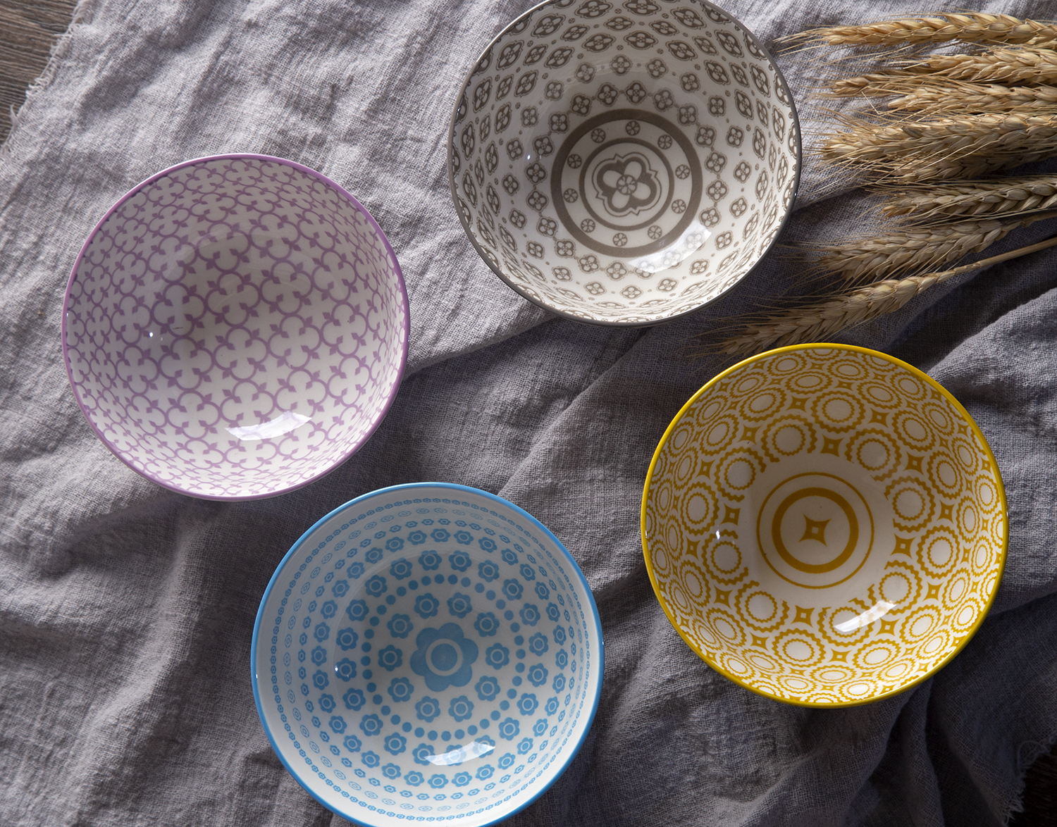CHANGSHA HAPPY GO Footed Stoneware Bowls with Floral Patterns | happygodinnerware.com