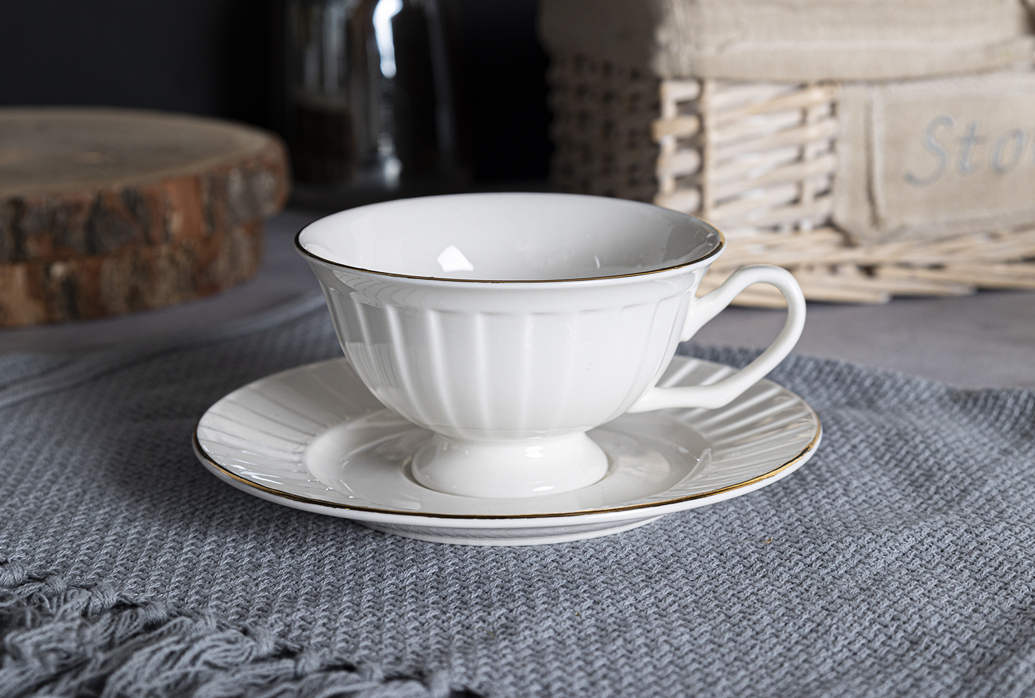 CHANGSHA HAPPY GO Classic White Bone China Dinnerware Set with Vertical Flute Embossing and Gold Rim – Elegant 18-Piece Table Set  |happygodinnerware.com